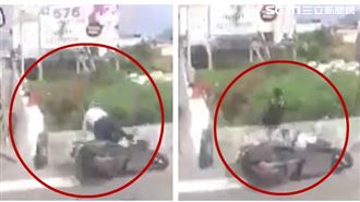 撞瞬曝！水泥車擦撞　騎士倒栽蔥墜橋