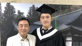 醫生父子檔防疫期間合力創作　盼以音樂療癒大眾醫生父子檔李兆麟（左）、李研永（右）在武漢肺炎防疫期間合作推出歌曲「打個心靈點滴」，盼在抗疫期間以音樂療癒民眾心靈。（優美診所提供）中央社記者王心妤傳真　109年5月14日