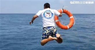 怪！男搭船賞鯨突跳海⋯「十字」漂浮