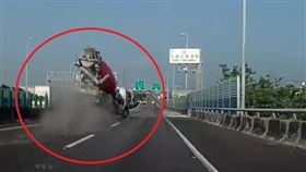 水泥車翻覆（圖／翻攝畫面）
