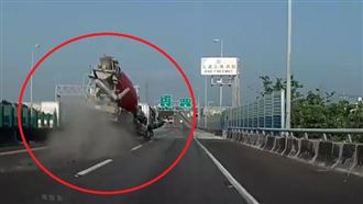 恐怖！水泥車國道「爆炸」甩飛撞路肩