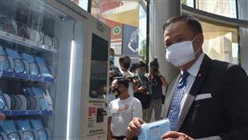 泰國公衛部長視察百貨公司準備狀況泰國擬在17日解禁第二波商業活動，百貨公司可能重新開放，公共衛生部長阿努廷14日到暹羅百麗宮視察準備情況，並使用自動販賣機買口罩。中央社記者呂欣憓曼谷攝　109年5月14日