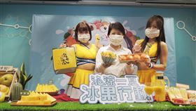 行銷台中水果　盧秀燕與職棒啦啦隊開直播為推廣台中在地水果，台中市長盧秀燕（中）14日與中職中信兄弟啦啦隊人氣隊員開直播行銷西瓜、茂谷柑、高接梨、紅龍果、甜桃等水果及相關製品。中央社記者郝雪卿攝  109年5月14日