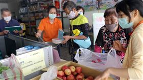 民團三芝助弱勢　讓愛在北海岸流轉新生活社會福利發展促進會近來在新北市三芝區公所前奉茶、奉粥、也分送實物銀行的麵包、蔬果給弱勢家庭，希望在北海岸讓愛流動、讓善傳播。（新北市社會局提供）中央社記者黃旭昇新北市傳真　109年5月14日