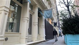 武漢肺炎衝擊　紐約蘇活區商家普遍停業武漢肺炎陰影籠罩下，紐約曼哈頓名店雲集的蘇活區不再熱鬧，蒂芙尼等精品店配合政府命令暫時停業，大門深鎖。中央社記者尹俊傑紐約攝　109年5月14日