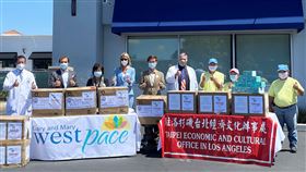 駐美機構與僑胞合作捐口罩正當洛杉磯市長賈西迪下達口罩強制令之際，駐洛杉磯台北經濟文化辦事處、公益團體饅頭基金會、台灣士林電機廠14日捐出2萬片口罩給加州聖地牙哥的老人照顧中心。（洛杉磯經文處提供）中央社記者林宏翰洛杉磯傳真  109年5月15日