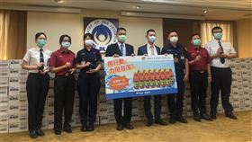 企業捐萬瓶能量飲料助抗疫 內政部：相當暖心葡萄王生技股份有限公司捐贈1萬4400瓶能量飲料給防疫人員，內政部長徐國勇（左4）表示，感謝以實際行動支持政府防疫。中央社記者王承中攝  109年5月15日