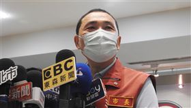 警械使用回歸國賠機制  侯友宜表示支持警界出身的新北市長侯友宜（前）12日接受媒體聯訪時，對「警械使用條例」修正草案內容表示支持，他說，警械使用若能回歸國家賠償機制，才能讓警察在捍衛社會治安上正確大膽使用警械。中央社記者王鴻國攝  109年5月12日