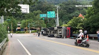 過彎闖燈沒減速　砂石車翻覆對向車道