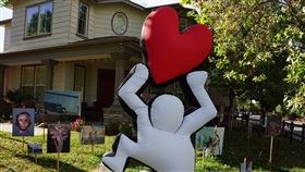 矽谷作家的院子變身快閃畫廊美國童書作家戴巴瑪（Johunny DePalma）選擇已故街頭藝術家哈靈（Keith Haring）的充氣式裝置藝術作品Figure Holding Heart，做為前院快閃藝術展的主視覺。中央社記者周世惠舊金山攝  109年5月15日