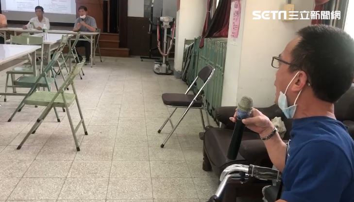 獨／侏儒父女又遭辱！鄉代狂語挺大嬸