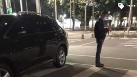 王浩議員駕駛休旅車追撞前方機車，保險公司卻拒絕賠償。（圖／翻攝《爆料公社》）