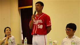 味全龍曾陶鎔回母校分享心路歷程。（圖／頂新和德文教基金會提供）