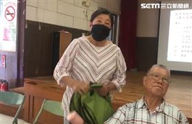 飆侏儒　紅衣大嬸（圖／記者陳佳鈴）