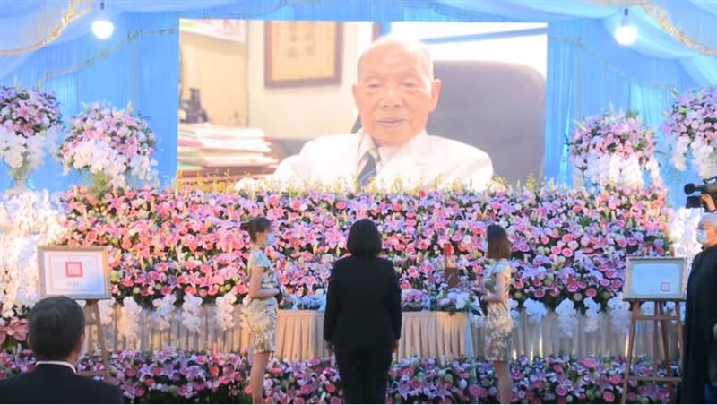 9旬醫病逝前仍看診　小英親送他一程