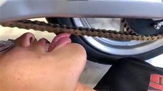 他舌頭狂舔機車鍊條　網怒：太噁心