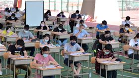 屏東大學師資甄試防疫  考場設在風雨球場（1）屏東大學15日辦理各師資類科教育學程師資生及公費生甄選，為因應武漢肺炎防疫，首創在戶外的風雨球場舉行考試。（屏東大學提供）中央社記者郭芷瑄傳真  109年5月15日