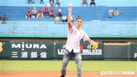 ▲林書豪到新竹球場開球（圖／記者王怡翔攝)