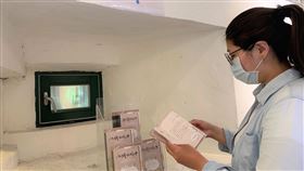 馬祖博物館日推戶外解謎　闖關走訪島嶼連江縣政府首創將博物館日活動，透過戶外實境解謎遊戲方式辦理，布置軍事據點、廟宇、聚落等解謎關卡，主題為「依嬤的日記本」，劇情從主角阿慧找到依嬤（閩東語：祖母）的日記本展開，玩家需透過日記中的線索幫助阿慧回到現代。中央社記者邱筠攝　109年5月15日