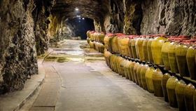 行程中將安排進入八八坑道，了解當地如何以窖藏古法蒸釀出別具特色的老酒及高粱。（圖／長汎假期提供）