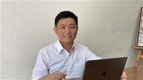 鄭宏輝獲聘亞洲矽谷計畫顧問行政院政務顧問鄭宏輝15日受訪指出，他獲國發會聘任亞洲矽谷計畫執行中心顧問，並兼任新竹辦公室主任，負責籌設亞洲矽谷新竹辦公室，整合台灣科技優勢，鼓勵創業者之間的交流和結盟，盼促進產業轉型升級。中央社記者魯鋼駿攝  109年5月15日