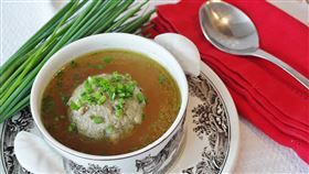 喝湯時「這樣做」　網友嗨翻：我也會（圖／翻攝自Pixabay）