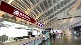 觀光局接機員工染疫挨批　基層籲停止霸凌　武漢肺炎（2019冠狀病毒疾病，COVID-19）疫情延燒，一名觀光局派駐桃園國際機場旅客服務中心人員因接機而染疫確診，網路酸言指其「拍馬屁」等。有服務中心員工2日表示，網路上錯誤的轉述，嚴重打擊基層士氣，希望停止網路霸凌。中央社記者邱俊欽桃園機場攝　109年4月2日