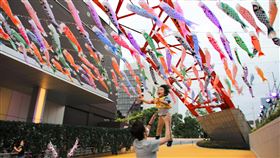 日人過兒童節　東京鐵塔下方飄鯉魚旗5月5日是日本兒童節，為國定假日。多處可看到掛著鯉魚旗的情形。東京鐵塔往年這一天有大批遊客前來，今年受到武漢肺炎疫情影響，民眾盡量少出門。中央社記者楊明珠東京攝　109年5月5日