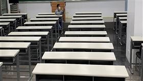 消保處公布36補習班及兒童課照中心查核結果行政院消保處公布近期查核36家短期補習班及兒童課照中心的防疫狀況，有20家在「公眾聚會評估6項指標」上有建議改善事項，不過其餘查核項目都符合規定。圖為補習班教室配合防疫，拉大學生座位距離。（消保處提供）中央社記者楊淑閔傳真　109年5月15日