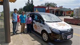 金門幸福巴士受好評　可望擴大辦理金門縣公共車船管理處處長李文堆（左）15日到金沙鎮了解幸福巴士營運現況，他表示，幸福巴士啟動以來廣獲鄉親好評，未來考量擴大辦理。（金門縣車船處提供）中央社記者黃慧敏傳真　109年5月15日