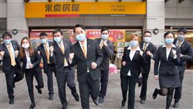 永慶房屋青年店28歲林澍凡店長帶領同仁一起熱情服務（圖／業者提供）