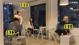 ▲讓客人爬上桌子讓位給服務生拖地。（圖／구공탄 授權）