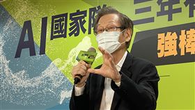 施崇棠談台積電赴美設廠針對台積電赴美設廠，華碩董事長施崇棠15日出席「AI國家隊三年有成，強棒出擊」記者會受訪表示，會發展出以消費者為中心的新趨勢，在各個地區能儘快滿足消費者需求。中央社記者吳家豪攝　109年5月15日