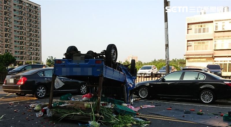 BMW撞上轉彎車！小貨車駕駛送醫亡