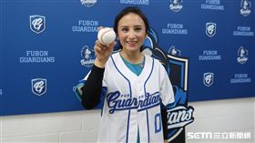 急診醫師田知學開球。（圖／記者王怡翔攝影）