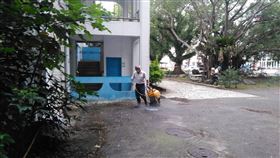 防小黑蚊擾會考　花蓮縣考場加強消毒109年國中教育會考16日即將展開，花蓮縣環保局近日針對全縣4考場執行小黑蚊緊急噴藥防治作業，避免小黑蚊肆虐，進而影響考生應考。（花蓮縣政府提供）中央社記者張祈花蓮傳真　109年5月15日