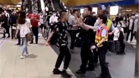 ▲台北捷運市府站，鄭姓女子不戴口罩硬要搭車被保全攔下，卻當場失控飆罵還動手毆打、咬傷保全，被扭送警局。（圖／民眾提供）