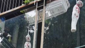 鄰陽台吊3娃娃　一看竟寫「她名字」（圖／翻攝自梨視頻）