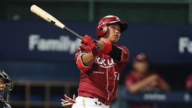 廖健富10局陽春砲　桃猿勝悍將（1）中華職棒樂天桃猿隊15日作客新莊球場，交手富邦悍將隊，雙方激戰至延長賽第10局，桃猿廖健富（右）敲出右外野方向全壘打，超前比分，幫助球隊擊敗悍將。中央社記者張新偉攝　109年5月15日