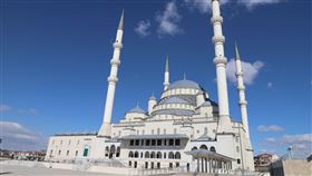 安卡拉科札德佩清真寺土耳其武漢肺炎疫情升溫，通報首例一週內確診數幾乎破百，當局下令清真寺禁止集體禮拜。圖為17日下午，安卡拉科札德佩清真寺外觀 。中央社記者何宏儒安卡拉攝   109年3月18日