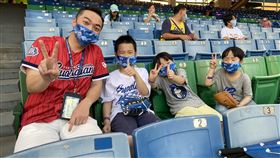 中職正式開放2000人進場　親子可坐一起　中華職棒15日起提高入場人數上限，最多開放2000人進場，且飲食也有條件解禁，親子不用採取梅花座，讓富邦悍將隊票房明顯回溫。中央社記者楊啟芳攝　109年5月15日