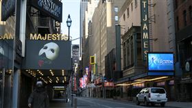 紐約疫情陰影籠罩  百老匯劇院持續熄燈紐約百老匯劇院3月12日起配合州政府命令熄燈，在新型冠狀病毒威脅未除的情況下，41座劇院何時恢復營業，讓周邊街道重現熱鬧景象，仍是未知數。中央社記者尹俊傑紐約攝  109年5月13日