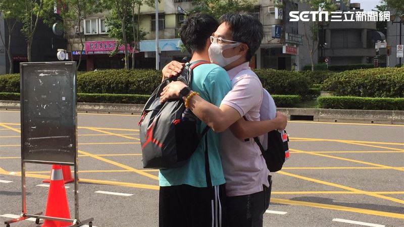 圖輯／國中會考今登場　父子擁抱打氣