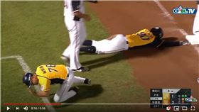 ▲江坤宇滑壘過頭，三壘指導教練林明憲懊惱。（圖／翻攝自CPBLTV）