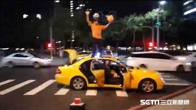 賓士小黃違停路口　駕駛嗨跳車頂賣藝