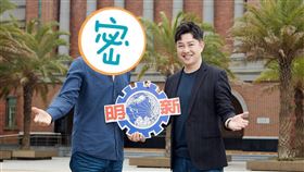 李明川（右）及藝人陳鴻（左）都在明新科大教書，兩人在校園拍宣傳照。（圖／伊林娛樂提供）