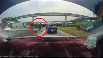 屁孩攔車亮開山刀嗆聲　網：行情好差