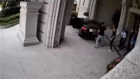 住戶違停打保全／翻攝自黑色豪門企業臉書
