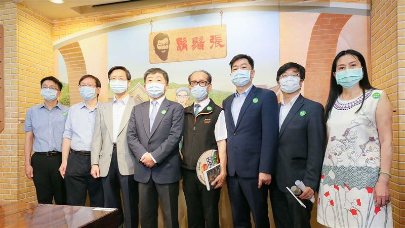 陳時中大啖滷肉飯　民眾鞠躬狂致謝