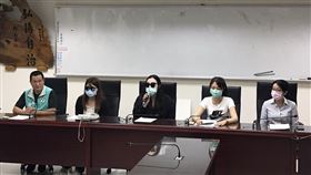 秀朗診所院長林義龍遭前員工檢舉詐領健保、性騷員工，在羅文崇議員陪同受害者出面召開記者會。（圖／新北市議員羅文崇服務處提供